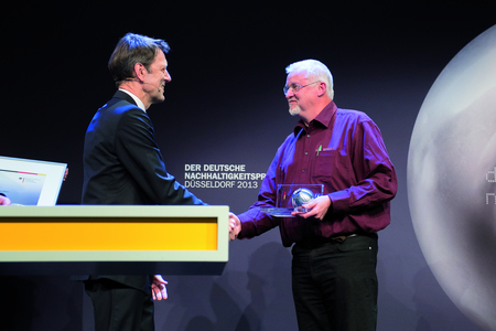 Prof. Joosten (rechts) erhält für VIP den Forschungspreis für Nachhaltige Entwicklung 2013 von Staatssekretär Dr. Georg Schütte. © Marc Darchinger